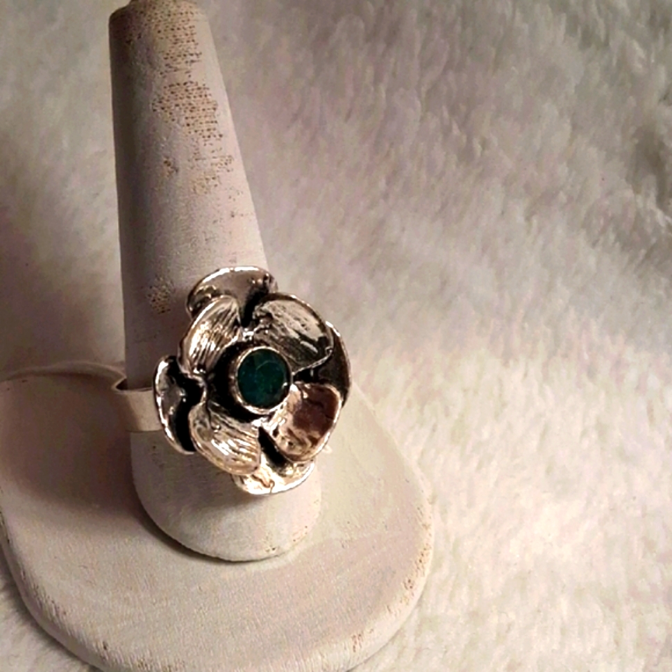 Elegant Silver Floral Ring With Green Emerald